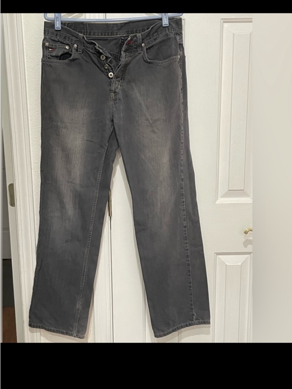 TOMMY HILFIGER JEANS. Black/Gray. Size 33x32. Waist 32”/Inseam 30.5”/Rise 10.5”.
